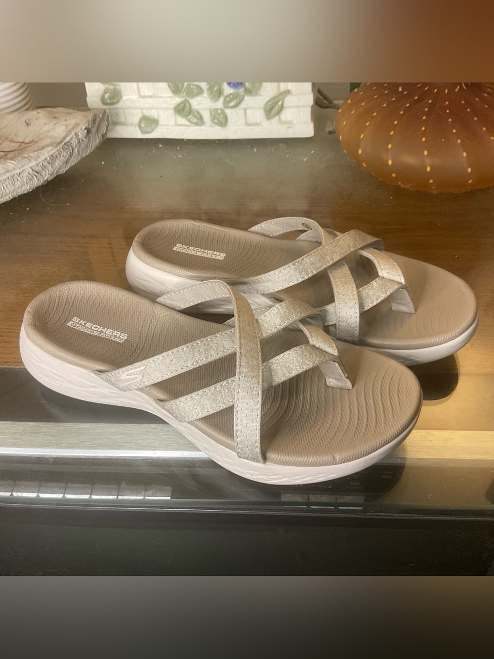 SKECHERS ON THE GO 600 DAINTY SANDAL SZ 6